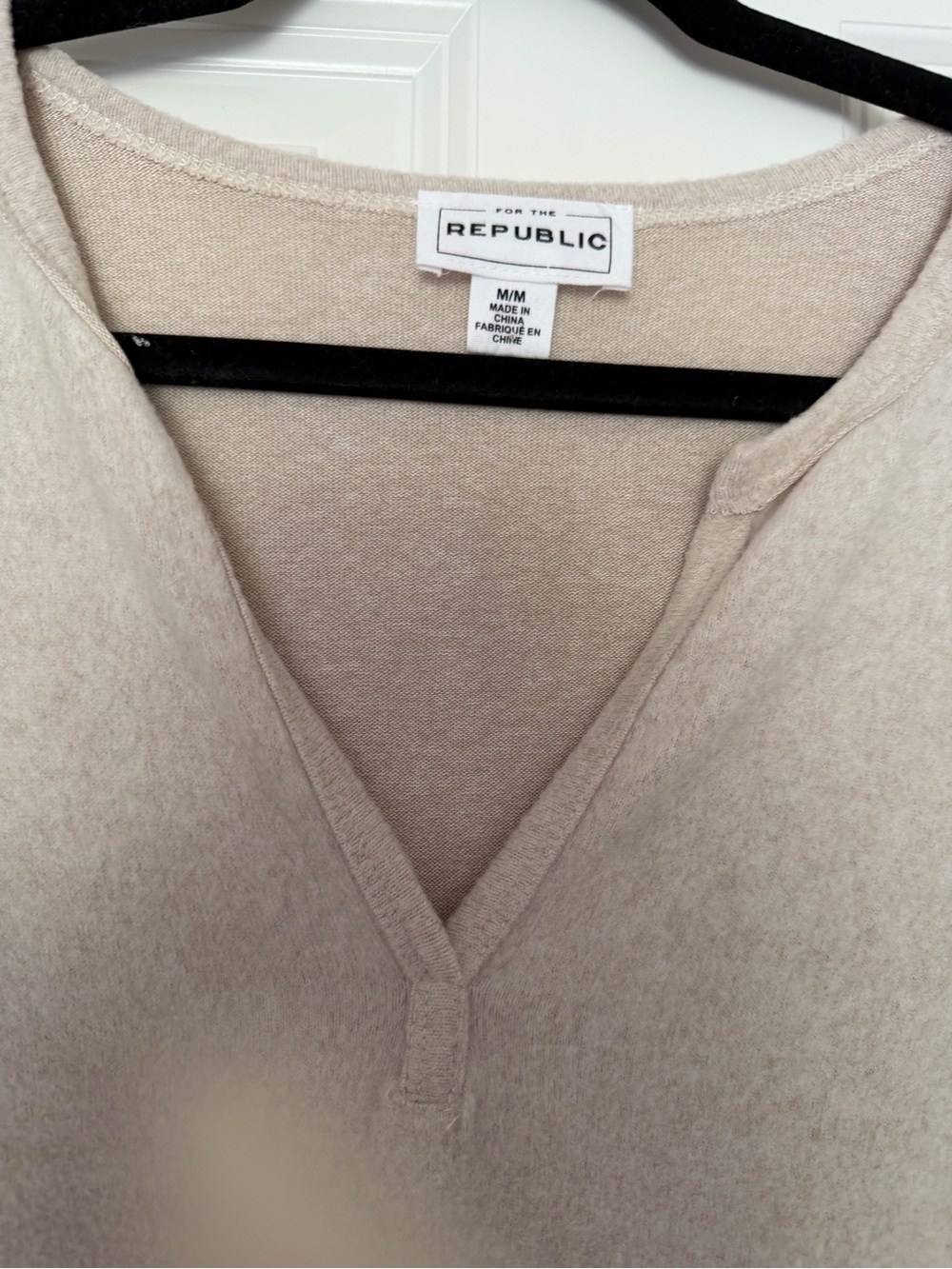 NWOT* For The Republic Cream V-Neck Long-Sleeve Top- Size Medium - Picture 3 of 5